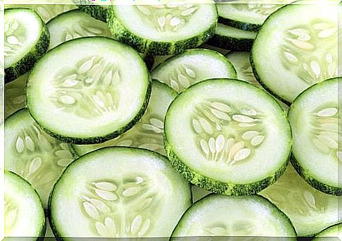 Cucumber slices among foods that hydrate the skin