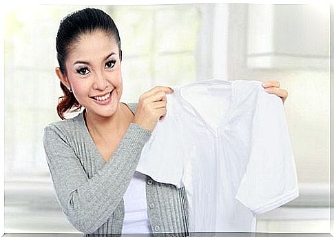 remove stains from clothes with window cleaner