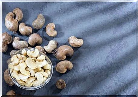 A bowl of cashew nuts. 