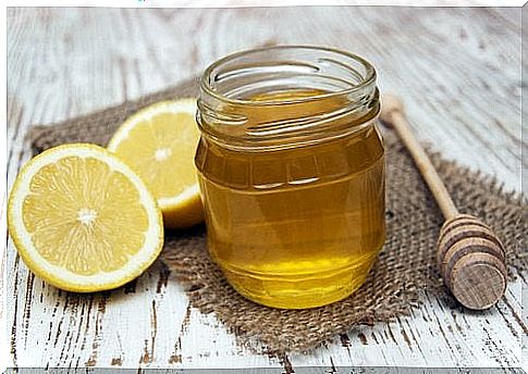 Naturally straighten hair with lemon and honey.