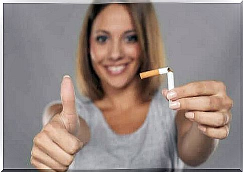 A woman who wants to quit smoking thanks to nicotine gum