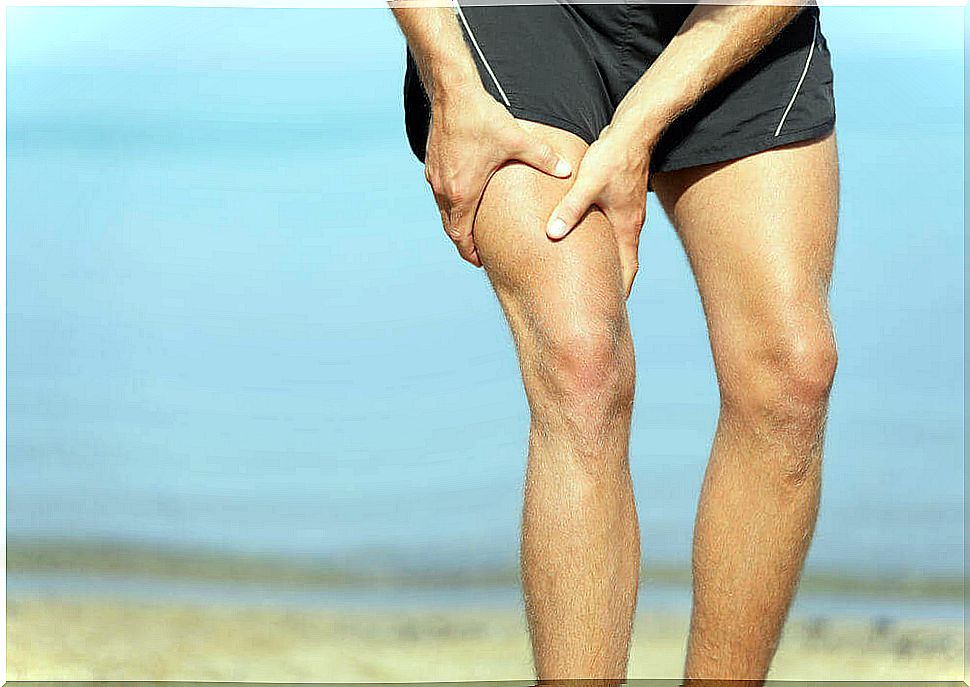 Person with pain in the knee due to osteoarthritis