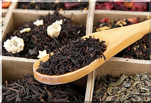 Black tea against the appearance of white hair