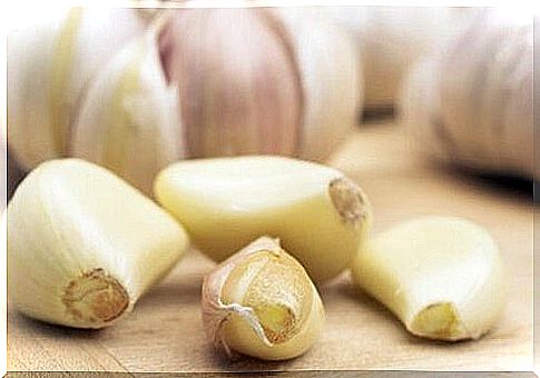 Eat garlic on an empty stomach to fight high blood pressure