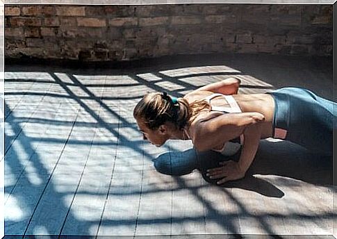 Variation of push-ups in a woman.